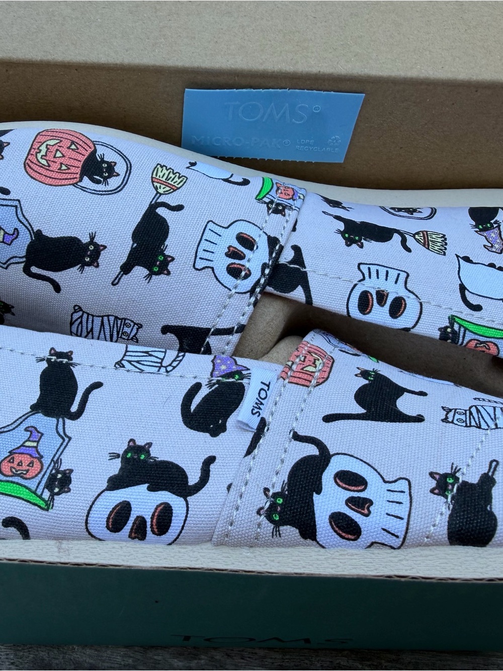 NWT TOMS Belmont Halloween Cats Glow in the Dark Slip-Ons Size 9 - Picture 7 of 7
